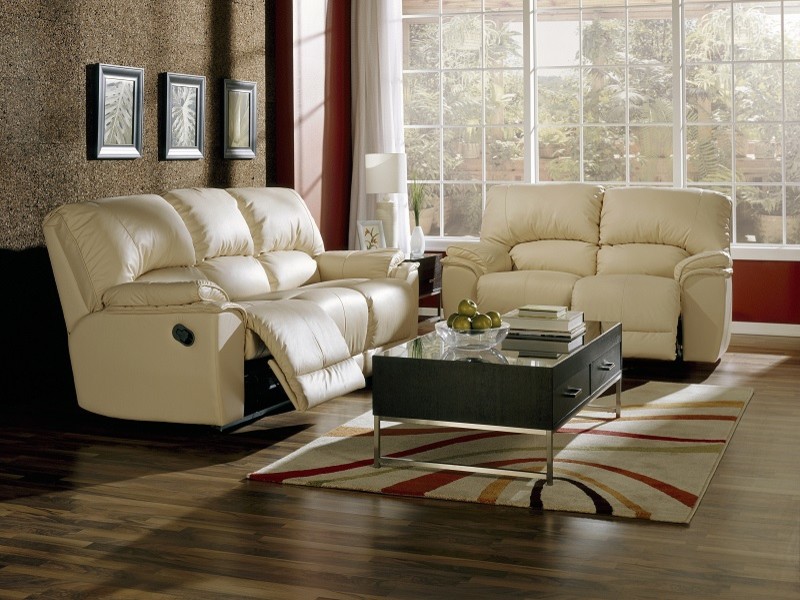 Foto di un soggiorno design di medie dimensioni con sala giochi, pareti rosse e pavimento in legno massello medio