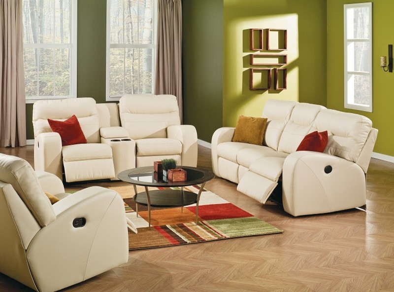 Exemple d'une salle de séjour tendance de taille moyenne avec un mur vert et un sol en bois brun.