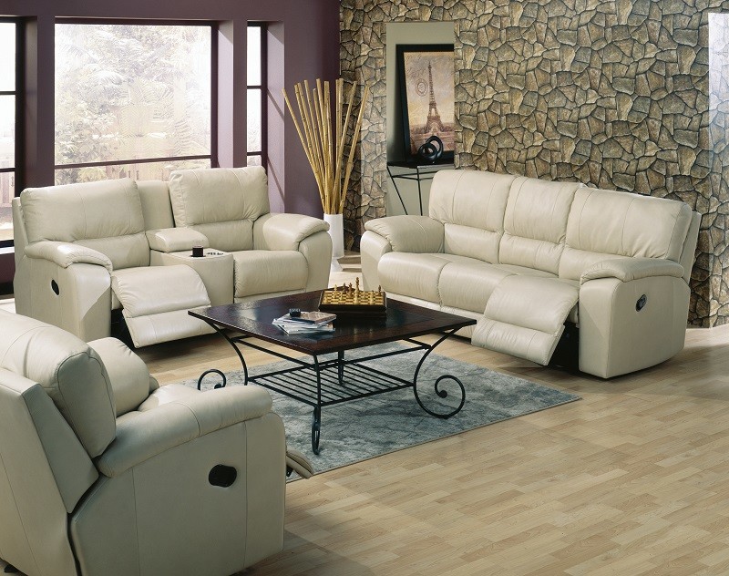 Imagen de sala de estar clásica renovada de tamaño medio con paredes púrpuras y suelo de madera clara