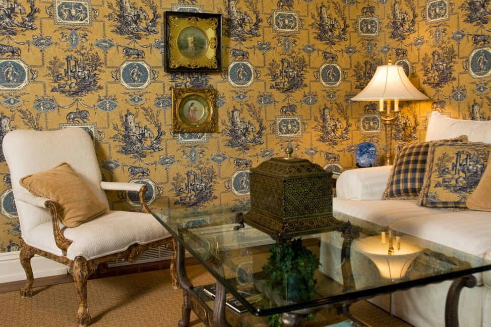 Inspiration pour une salle de séjour traditionnelle de taille moyenne et fermée avec un mur jaune, un sol en bois brun et aucun téléviseur.