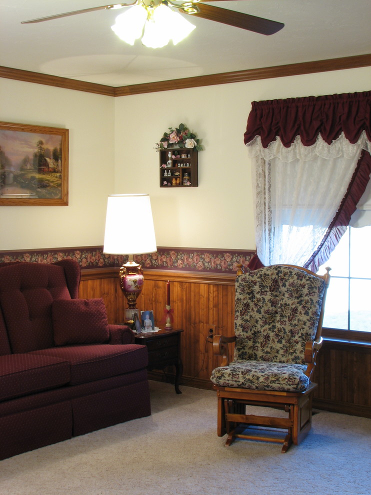 Foto de sala de estar cerrada tradicional de tamaño medio sin chimenea con paredes beige y moqueta
