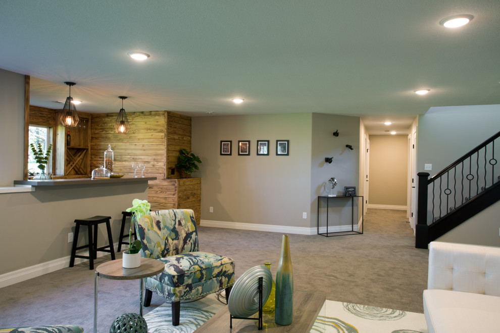 На фото: большая открытая гостиная комната в современном стиле с домашним баром, коричневыми стенами и ковровым покрытием