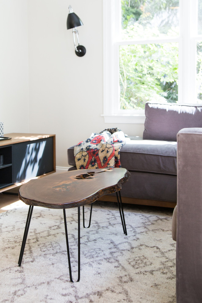 Foto de sala de estar abierta marinera pequeña con paredes blancas, suelo de madera clara y televisor independiente