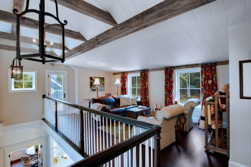 Idee per un soggiorno country di medie dimensioni e stile loft con pareti beige, parquet scuro e pavimento marrone