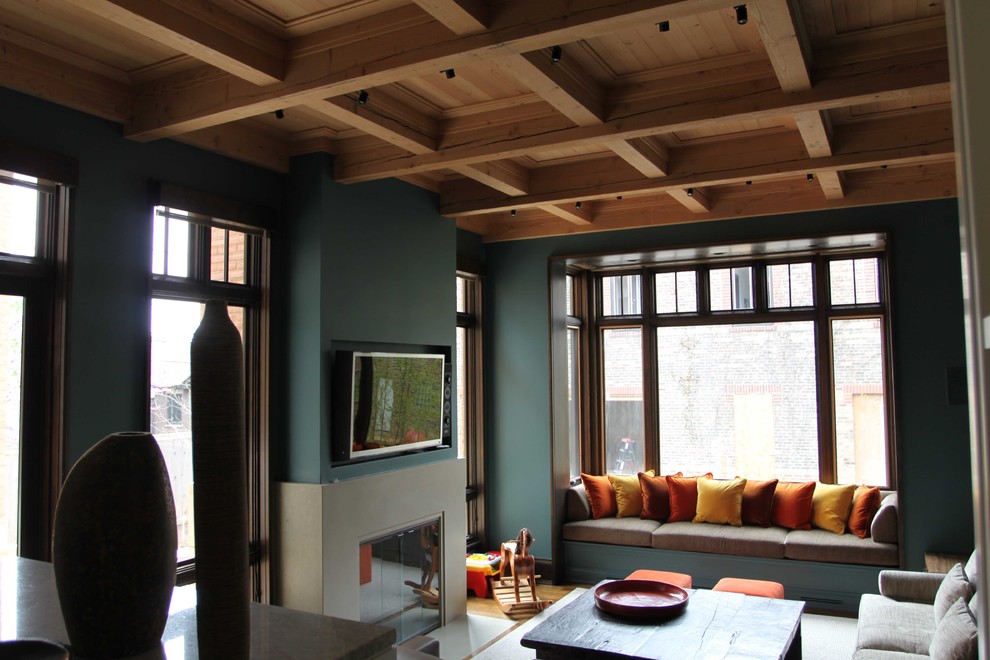 Aménagement d'une salle de séjour éclectique de taille moyenne et fermée avec un mur vert, une cheminée standard, un manteau de cheminée en béton et un téléviseur fixé au mur.