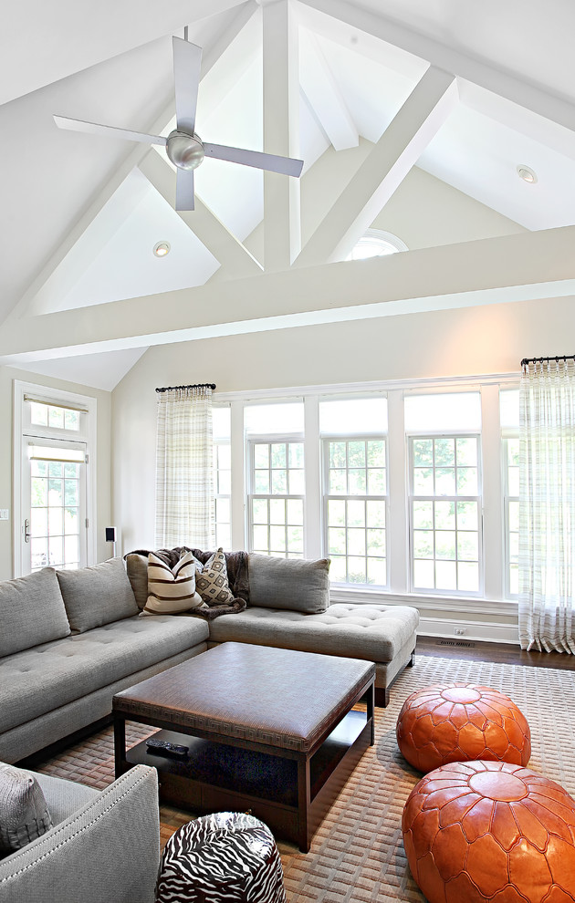 Imagen de sala de estar abierta contemporánea grande con paredes blancas y suelo de madera en tonos medios