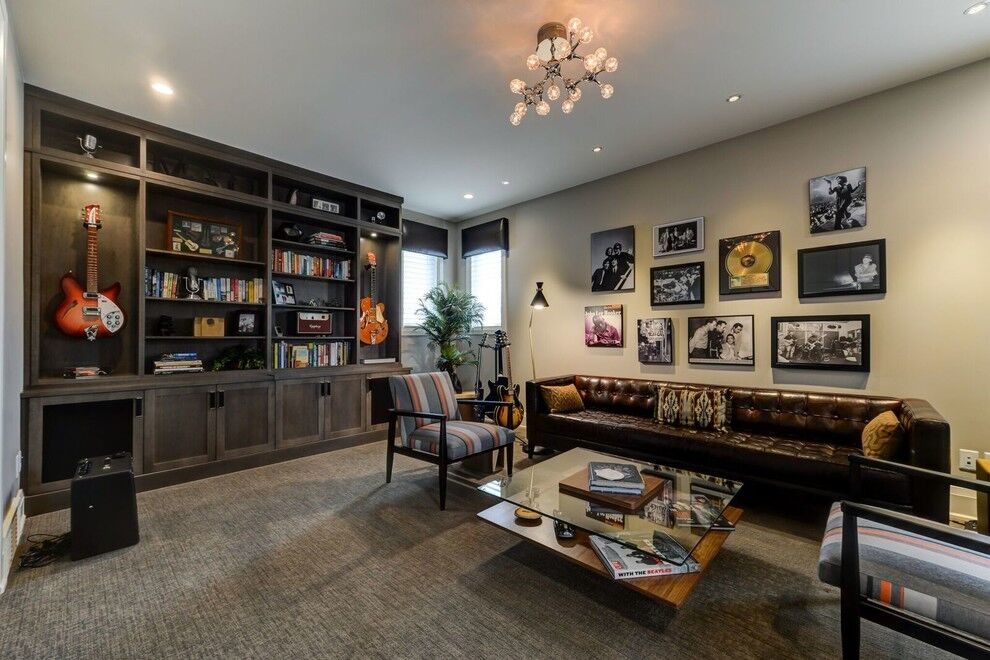 Imagen de sala de estar con rincón musical cerrada tradicional renovada grande sin chimenea y televisor con moqueta, suelo marrón y paredes grises