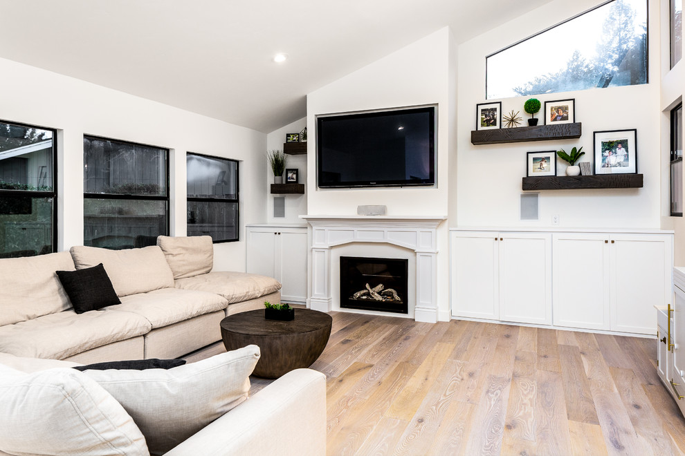 Immagine di un grande soggiorno contemporaneo con parquet chiaro e pavimento beige