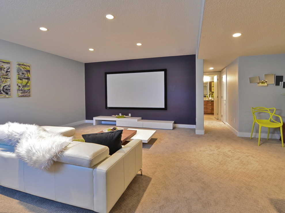 Пример оригинального дизайна: маленькая открытая гостиная комната в современном стиле с домашним баром, фиолетовыми стенами, ковровым покрытием и телевизором на стене без камина для на участке и в саду