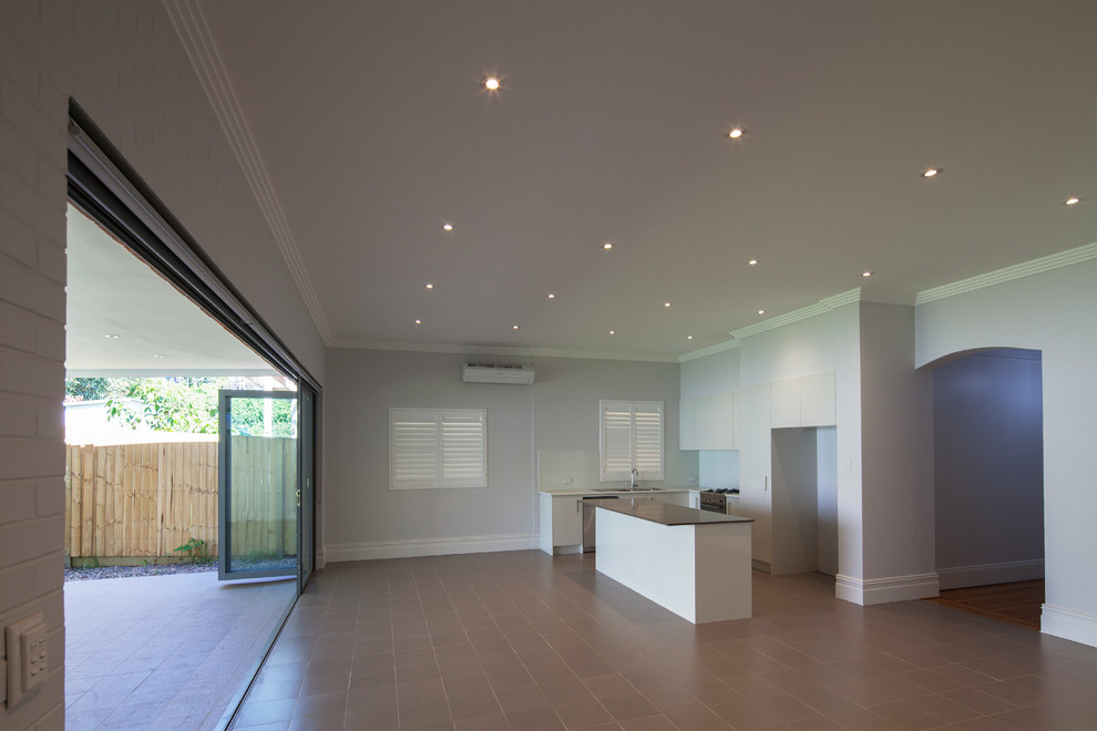 Mittelgroßes, Offenes Modernes Wohnzimmer mit grauer Wandfarbe, Keramikboden und grauem Boden in Sydney