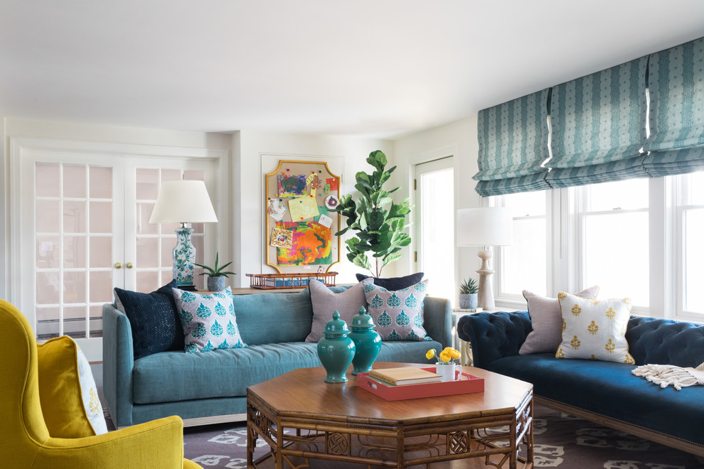 Пример оригинального дизайна: изолированная гостиная комната среднего размера в стиле неоклассика (современная классика) с белыми стенами и синим диваном