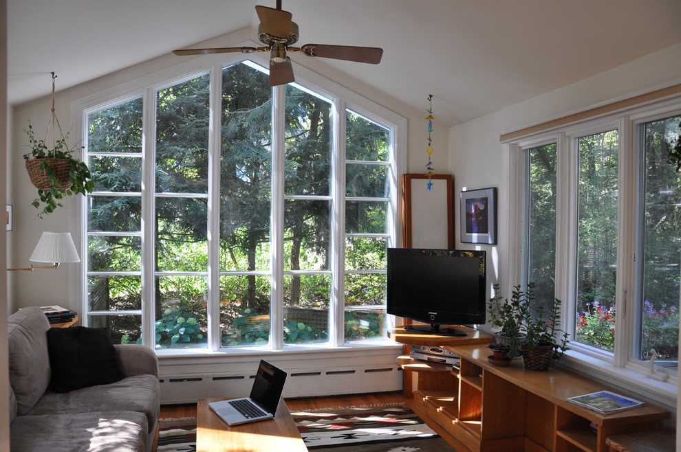 Foto de sala de estar de estilo americano pequeña sin chimenea con televisor independiente, paredes blancas y suelo de madera clara