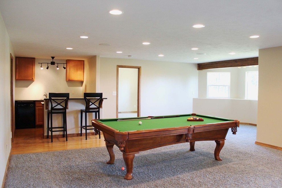 Modelo de sala de juegos en casa abierta tradicional de tamaño medio sin chimenea con paredes beige y suelo de madera en tonos medios
