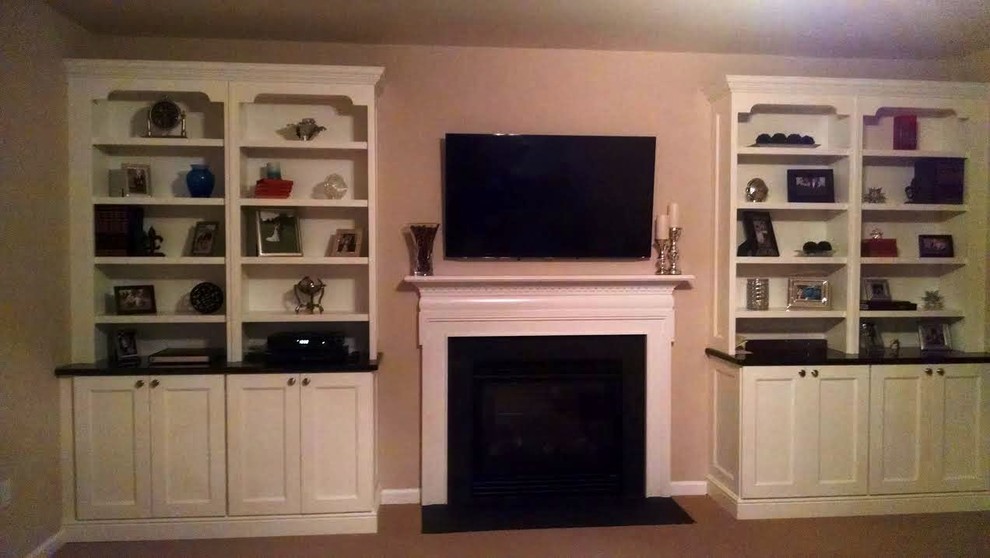 Foto de sala de estar clásica con todas las chimeneas y marco de chimenea de madera