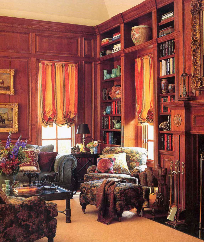 Esempio di un soggiorno classico con libreria