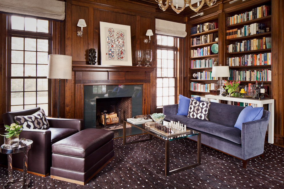 Идея дизайна: гостиная комната в классическом стиле с с книжными шкафами и полками, коричневыми стенами, ковровым покрытием и стандартным камином
