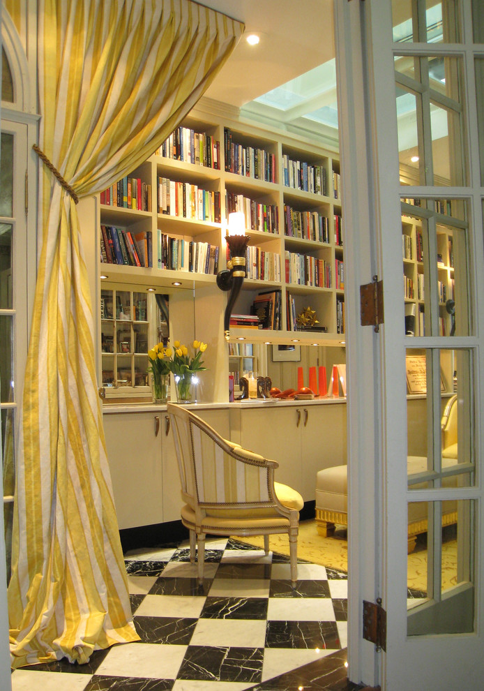 Foto di un soggiorno classico con libreria