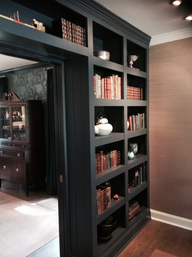 Foto de sala de estar con biblioteca cerrada bohemia de tamaño medio con paredes negras y suelo de madera oscura
