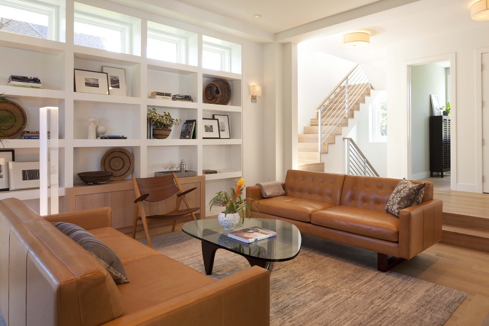 На фото: гостиная комната в стиле модернизм с белыми стенами, паркетным полом среднего тона и ковром на полу