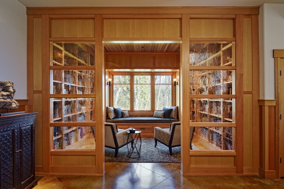 Источник вдохновения для домашнего уюта: гостиная комната в стиле рустика с с книжными шкафами и полками
