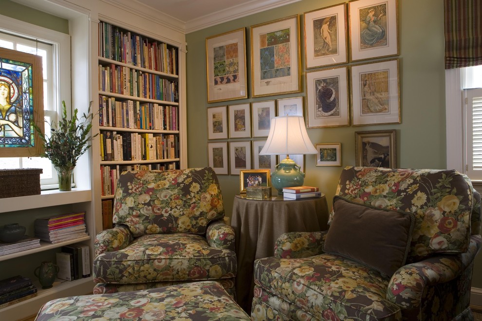 Immagine di un soggiorno tradizionale con libreria e pareti verdi