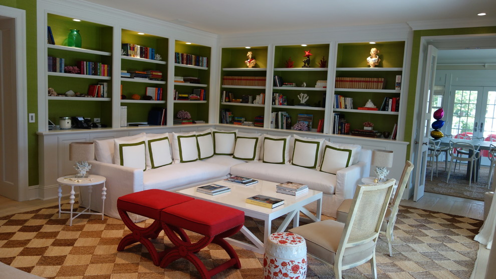 Cette image montre une salle de séjour minimaliste de taille moyenne et fermée avec une bibliothèque ou un coin lecture, un mur vert et moquette.