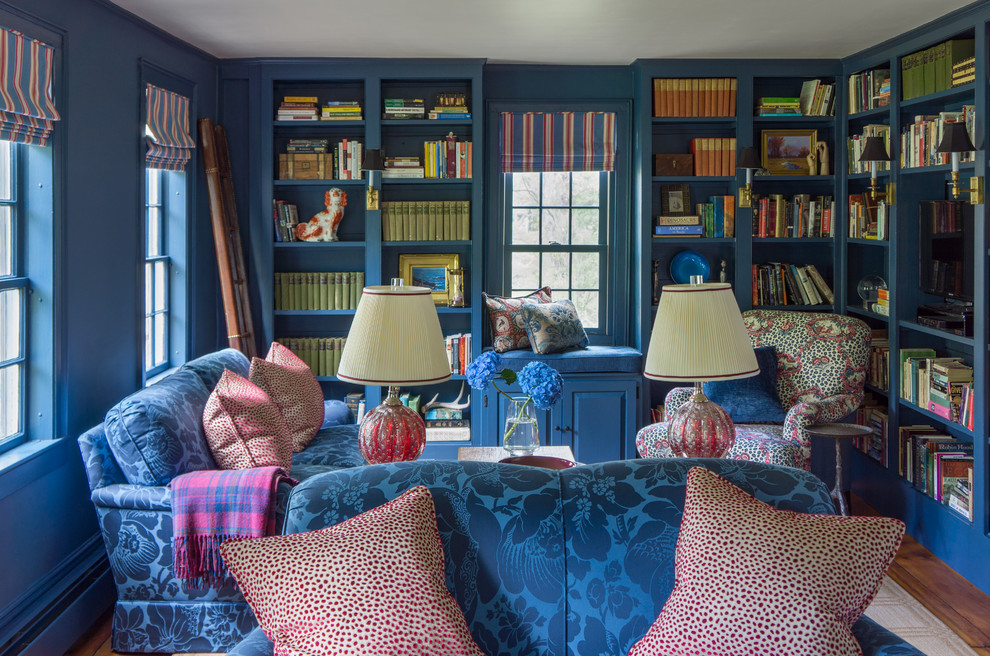 На фото: гостиная комната в классическом стиле с с книжными шкафами и полками