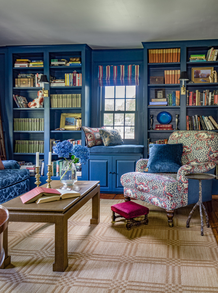 Пример оригинального дизайна: гостиная комната в стиле фьюжн с с книжными шкафами и полками