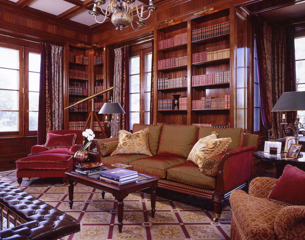 На фото: гостиная комната в классическом стиле с с книжными шкафами и полками и ковровым покрытием с