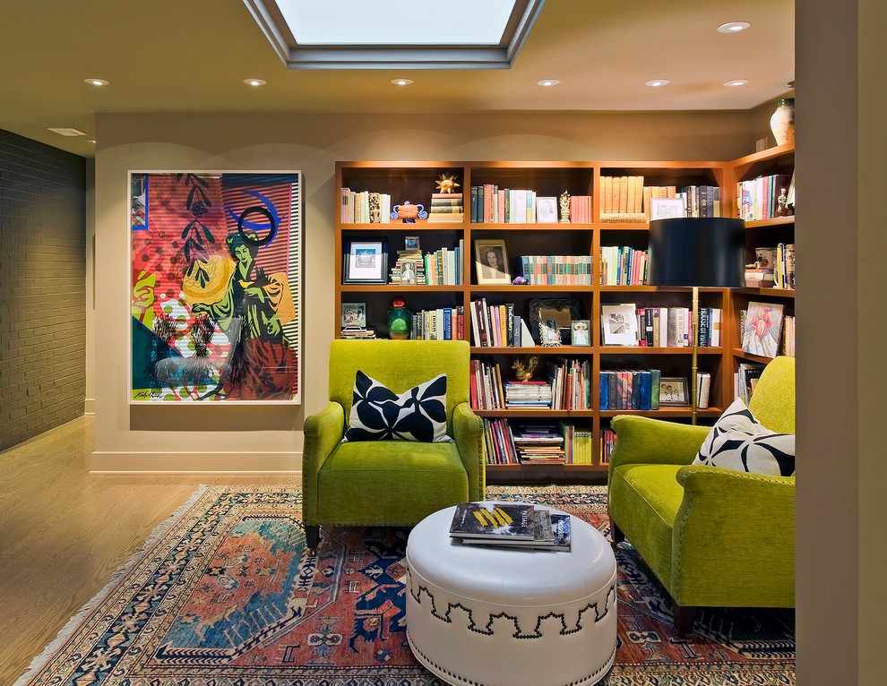 Foto di un piccolo soggiorno boho chic aperto con libreria, pareti beige e pavimento in legno massello medio