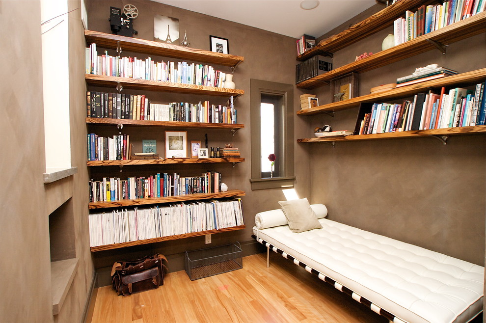 Пример оригинального дизайна: гостиная комната в современном стиле с с книжными шкафами и полками
