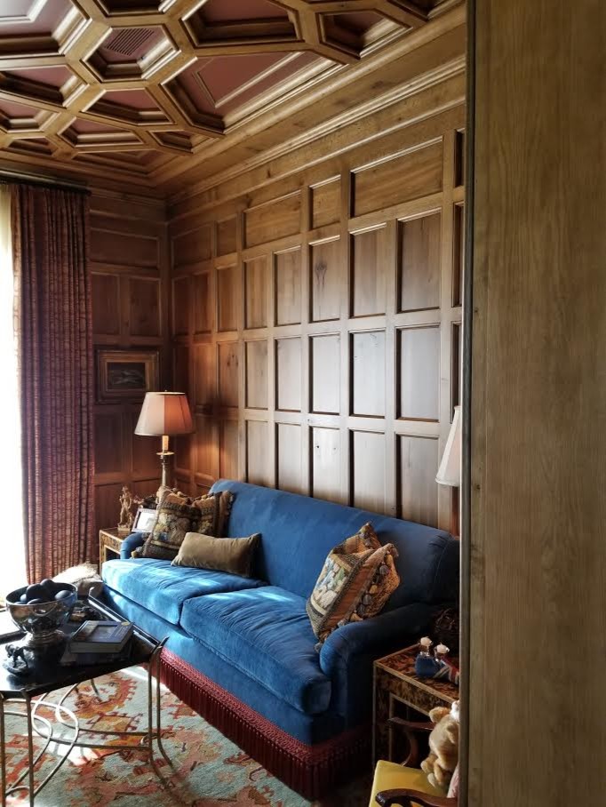 Источник вдохновения для домашнего уюта: большая изолированная гостиная комната в викторианском стиле с с книжными шкафами и полками, коричневыми стенами, стандартным камином и фасадом камина из камня без телевизора
