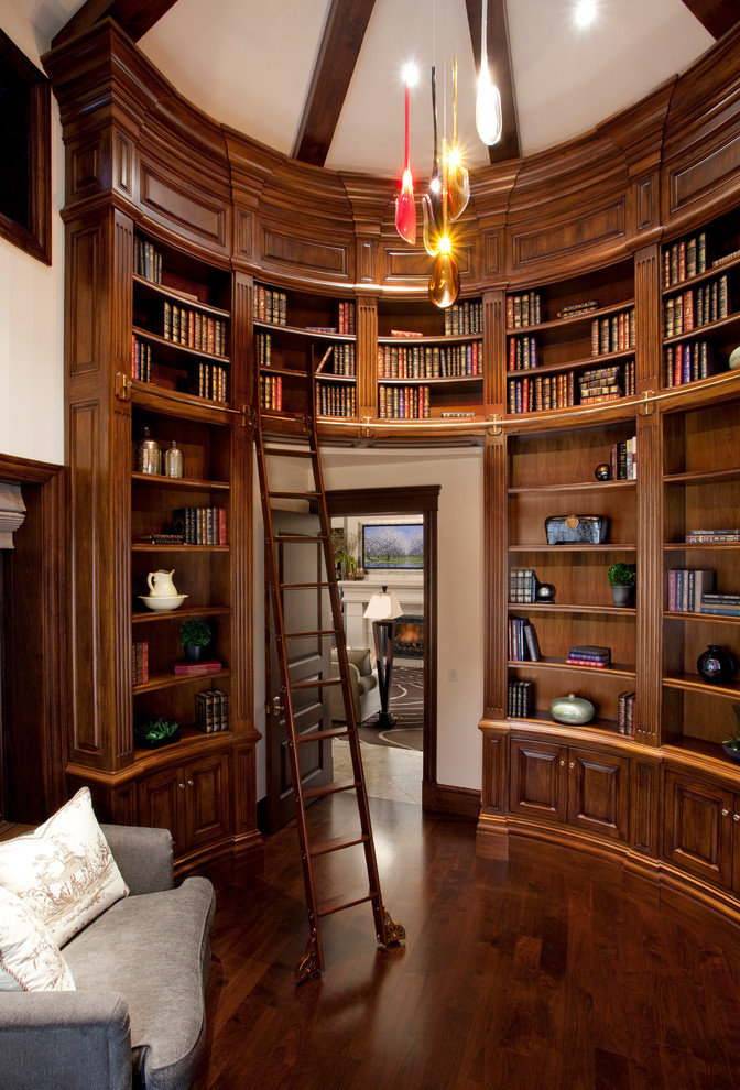 Стильный дизайн: большая изолированная гостиная комната в классическом стиле с с книжными шкафами и полками, темным паркетным полом, белыми стенами и коричневым полом без камина, телевизора - последний тренд