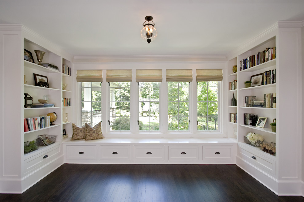 Пример оригинального дизайна: большая открытая гостиная комната в классическом стиле с с книжными шкафами и полками, темным паркетным полом, белыми стенами и коричневым полом без телевизора