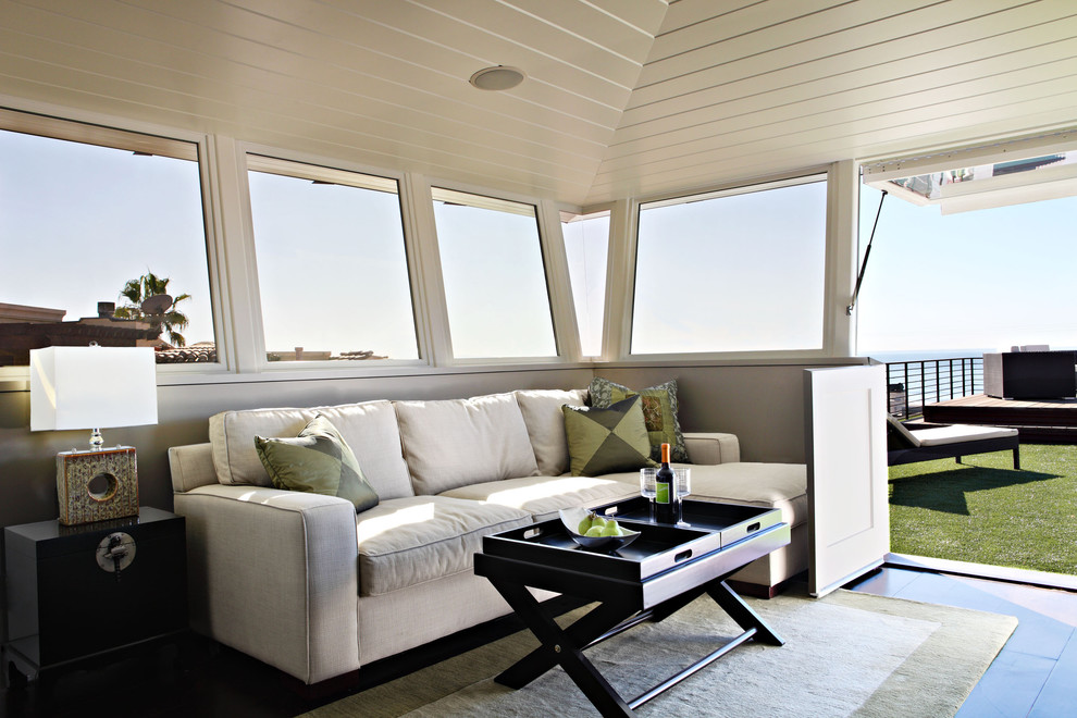 Стильный дизайн: большая открытая гостиная комната в морском стиле с белыми стенами и темным паркетным полом - последний тренд