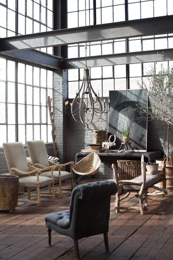 Modelo de sala de estar tipo loft romántica grande con paredes grises y suelo de madera en tonos medios