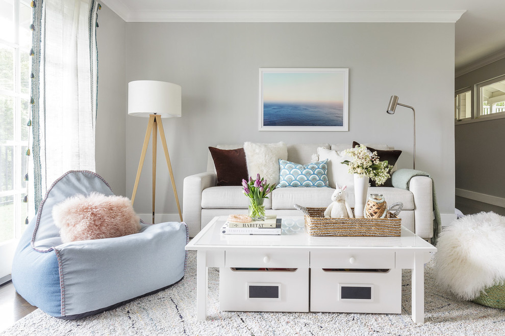 Ejemplo de sala de estar tipo loft tradicional renovada pequeña con paredes grises, moqueta y suelo blanco
