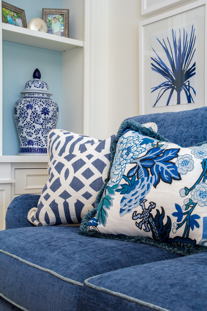 Ispirazione per un grande soggiorno stile marino aperto con pareti blu, parquet scuro, nessun camino e parete attrezzata