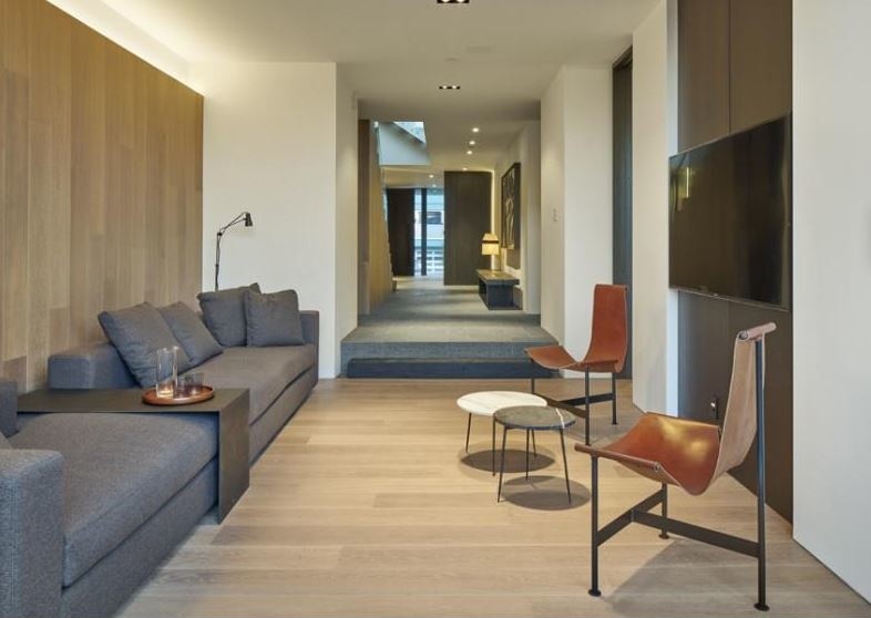 Idee per un soggiorno moderno con parquet chiaro