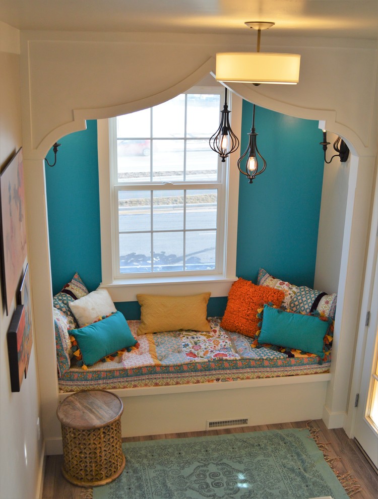 Immagine di un soggiorno mediterraneo di medie dimensioni e aperto con libreria, pareti grigie, parquet chiaro e TV a parete
