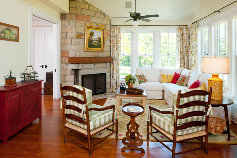 Diseño de sala de estar abierta de estilo de casa de campo grande con suelo de madera en tonos medios, chimenea de esquina y marco de chimenea de piedra