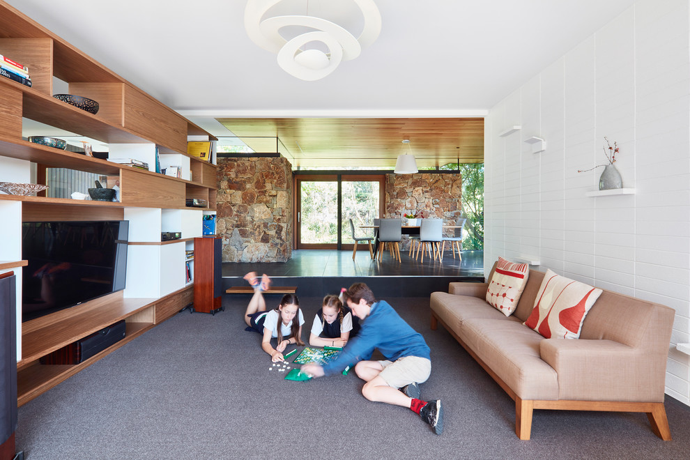 Идея дизайна: гостиная комната в стиле ретро с белыми стенами и ковровым покрытием