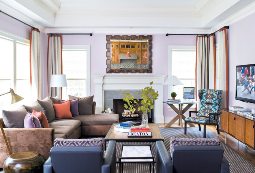 На фото: открытая гостиная комната среднего размера в стиле неоклассика (современная классика) с фиолетовыми стенами, ковровым покрытием, стандартным камином, фасадом камина из камня и телевизором на стене