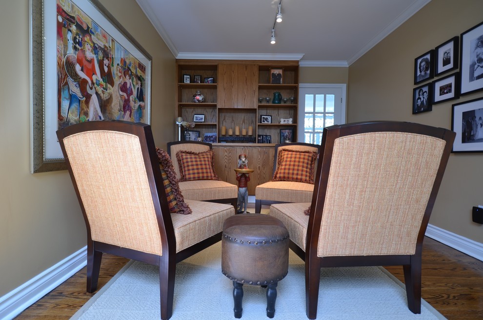 Foto de sala de estar abierta tradicional renovada pequeña con paredes beige y suelo de madera en tonos medios
