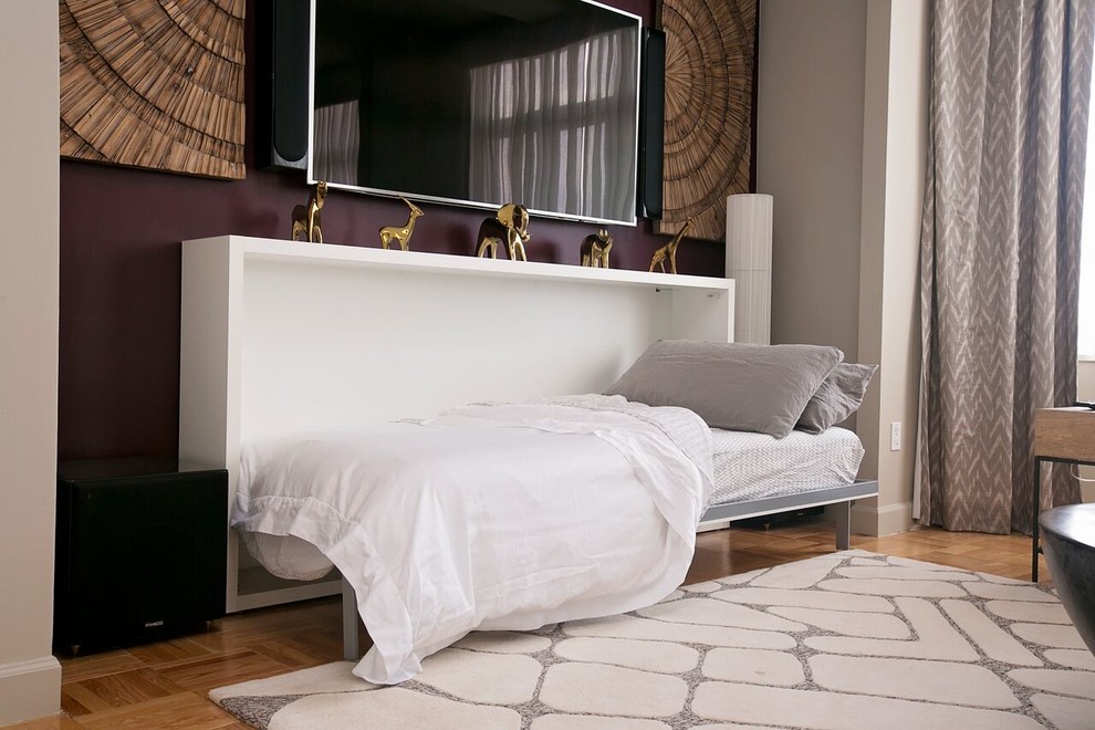 На фото: большая открытая гостиная комната в стиле модернизм с фиолетовыми стенами, ковровым покрытием и телевизором на стене без камина