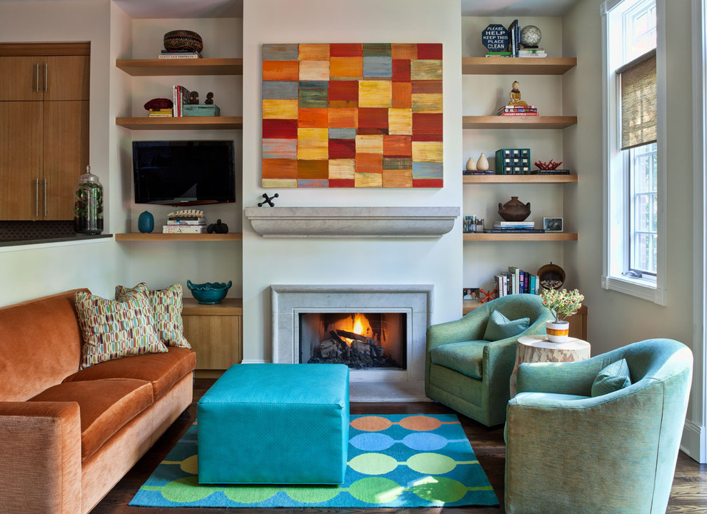 Offenes Modernes Wohnzimmer mit beiger Wandfarbe, Kamin, Kaminumrandung aus Stein und TV-Wand in Chicago