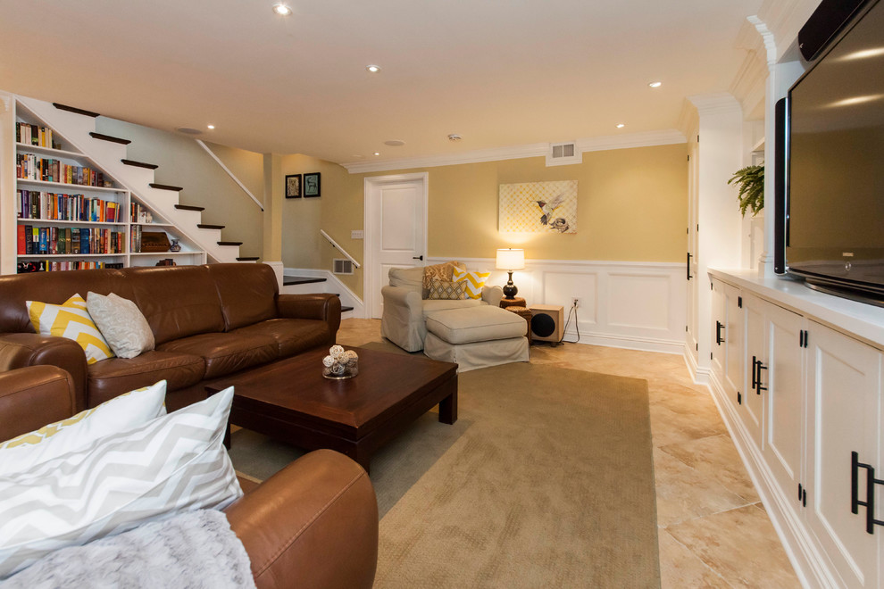 Ejemplo de sala de estar abierta tradicional grande con paredes amarillas, suelo de baldosas de porcelana y pared multimedia