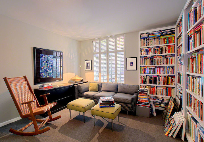 Стильный дизайн: маленькая открытая гостиная комната в современном стиле с с книжными шкафами и полками и ковровым покрытием для на участке и в саду - последний тренд