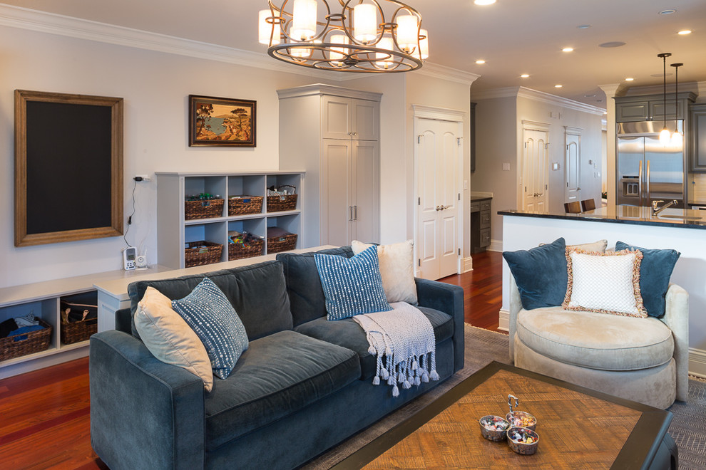 Ejemplo de sala de estar abierta clásica renovada de tamaño medio con paredes grises, suelo de madera en tonos medios y televisor colgado en la pared