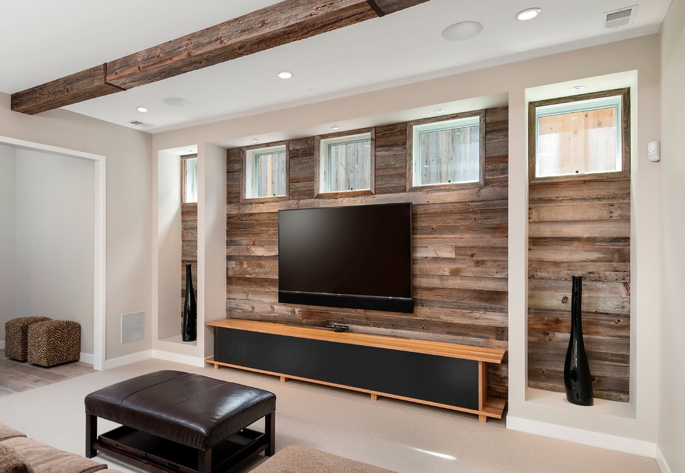 Diseño de sala de estar abierta actual grande con paredes beige, moqueta y televisor colgado en la pared